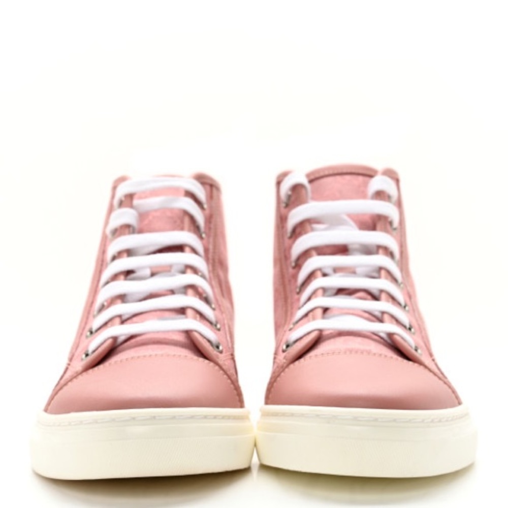 Pink womans Gucci canvas sneakers